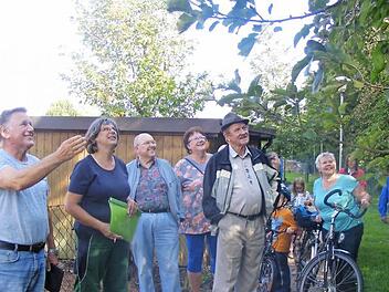 Herbert Hubert und Elke März-Fährmann (von links) führten die traditionelle Obstversteigerung in Uehlfeld durch. Foto: Mona Lisa Eigenfeld