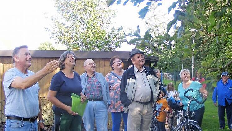 Herbert Hubert und Elke März-Fährmann (von links) führten die traditionelle Obstversteigerung in Uehlfeld durch. Foto: Mona Lisa Eigenfeld