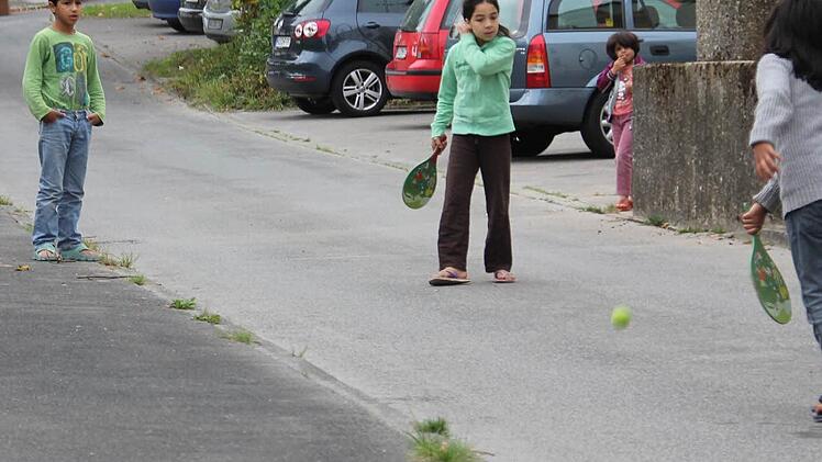 Spielen schon vergnügt vor der Gemeinschaftsunterkunft: vier der Kinder aus Syrien.Fotos: Ralf Kestel