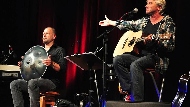 Schöne Musik und tolle Texte: Werner Schmidbauer & Martin Kälberer (von links) faszinierten ihr Publikum. Foto: Ulrike Langer