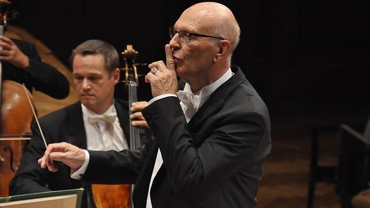 Dirigent Hermann Breuer in seinem Element. Foto: Peter Klopf
