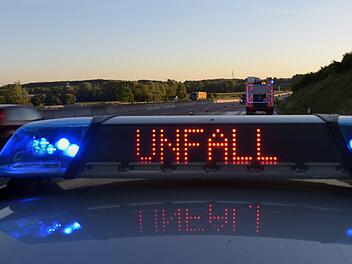 Schwerer Verkehrsunfall in Hessen: Ein 22-j&auml;hriger Autofahrer  kam  von der Fahrbahn ab und &uuml;berschlug sich mehrfach auf der absch&uuml;ssigen B&ouml;schung.  Symbolbild: Stefan Puchner/dpa
