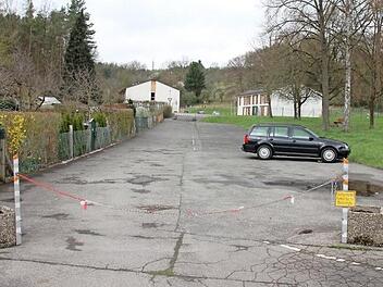 Der Parkplatz der Kleingärtner im Lauersgraben ist für Nicht-Kleingärtner gesperrt. Foto: Julian Übelhack