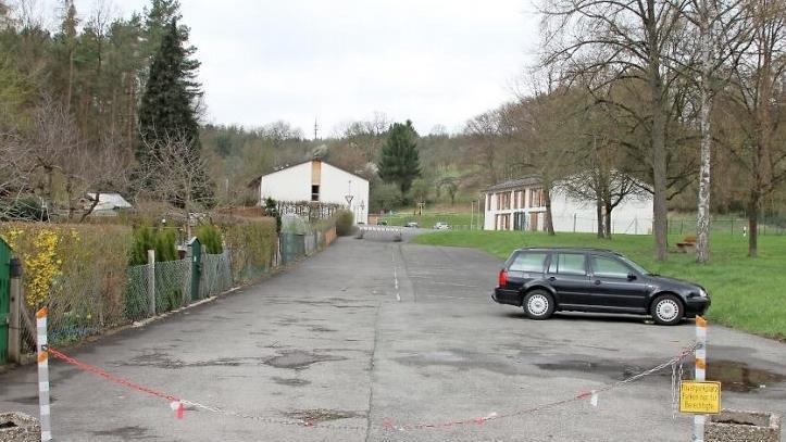 Der Parkplatz der Kleingärtner im Lauersgraben ist für Nicht-Kleingärtner gesperrt. Foto: Julian Übelhack