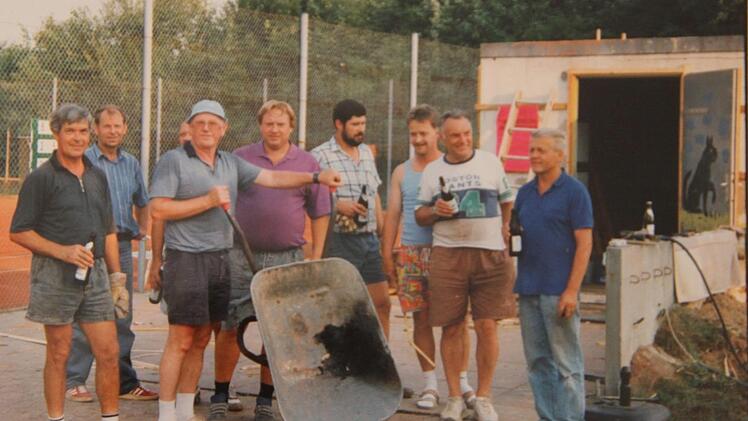 Mitte der 1990er Jahre bauten sich die Tennisabteilung ein eigenes Vereinsheim auf ihrer Anlage.  Foto: Archiv Tennisabteilung