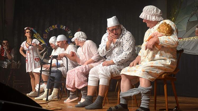 Die Gäste vom Sonneberger "Kuckuck" brachten auch zwei Programmpunkte mit nach Hirschaid. Foto: Andrea Spörlein