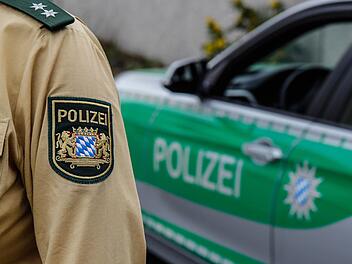 Die Polizeiinspektion Ebermannstadt ist auf der Suche nach einem Fahrzeughalter, der sein Auto nach einem Unfall einfach stehen lie&szlig;. Symbolfoto: Christopher Schulz
