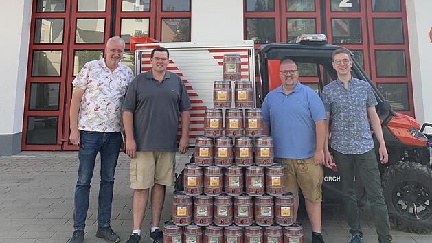 Vor dem Feuerwehrhaus in Forchheim (von links): Stadtbrandinspektor Jürgen Mittermeier, Stephan Schneider, stellvertretender   Vorsitzender Peter Pinzel und Vorsitzender Josua Flierl Foto: privat