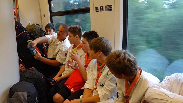 Im Zug ist es ganz schön eng.