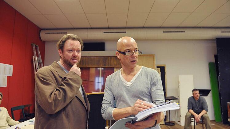 Probenszene mit Daniel Kirch als Lohengrin und Regisseur Carlos Wagner. Die romantische Oper feiert am Sonntag (23. Februar, 17 Uhr) Premiere am Landestheater Coburg.Foto: Pilar Dismar