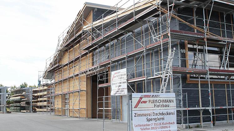 Auf 20 000 Quadratmetern Fläche am Leitenacker erheben sich die Montagehallen der Holzbau-Firma Fleischmann. Spatenstich war 2012.