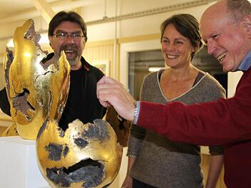 Hans Dietrich Unger (rechts), Eva Reichert-Nelkenstock und Andreas Hohmann in der Galerie "Form + Farbe". Fotos: Ulrike Müller