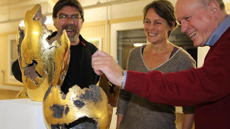 Hans Dietrich Unger (rechts), Eva Reichert-Nelkenstock und Andreas Hohmann in der Galerie "Form + Farbe". Fotos: Ulrike Müller
