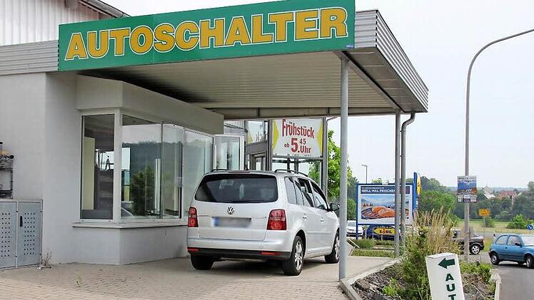 Der Autoschalter des als "Drive-in" konzipierten Cafés, das nur für vier Jahre Bestand hatte und 2012 schließen musste. Foto: Ralf Kestel