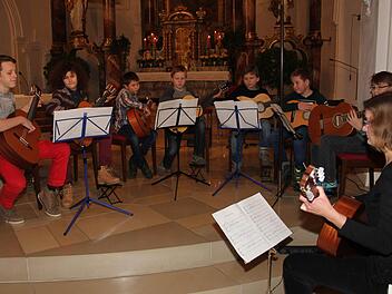 Die Gitarrenschüler traten in immer wechselnden Formationen auf. Foto: Sonja Adam