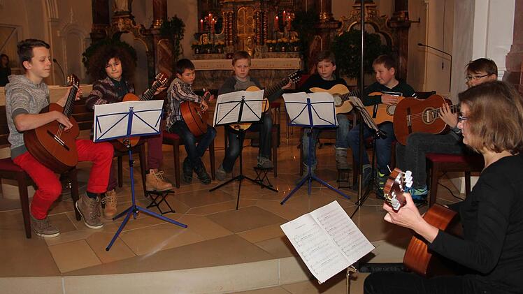 Die Gitarrenschüler traten in immer wechselnden Formationen auf. Foto: Sonja Adam