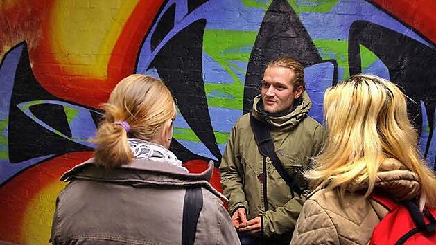 Ein Streetworker, der sich mit Jugendlichen auf der Stra&szlig;e &uuml;ber Drogen-, Schul- und andere Alltagsprobleme unterh&auml;lt, wie hier in W&uuml;rzburg, wird in Kronach nicht f&uuml;r n&ouml;tig gehalten.  Foto: dpa