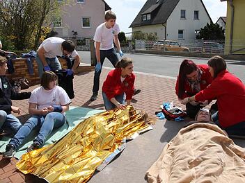 Die JRK-Gruppe der Stufe II Ebersdorf an der Station Erste-Hilfe-PraxisFoto: Michael Stelzner