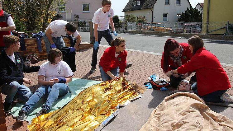 Die JRK-Gruppe der Stufe II Ebersdorf an der Station Erste-Hilfe-PraxisFoto: Michael Stelzner