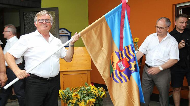 Bürgermeister Seeber mit einer Fahne der Partnerstadt Foto: Franz Galster