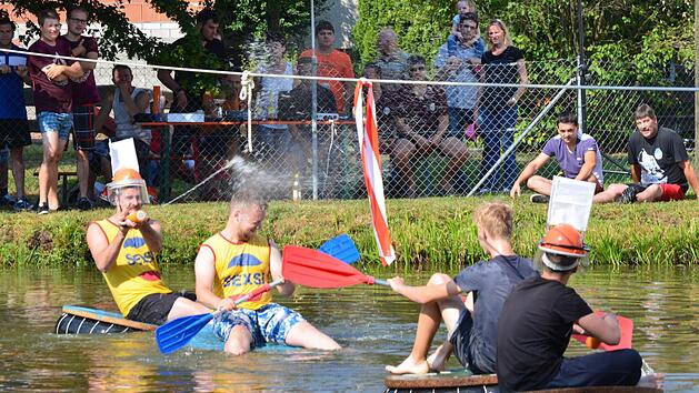 Ziel der Wasserpistolensch&uuml;tzen war ein Taschentuch auf dem Helm des gegnerischen Sch&uuml;tzen. Foto: Larissa H&auml;ndel