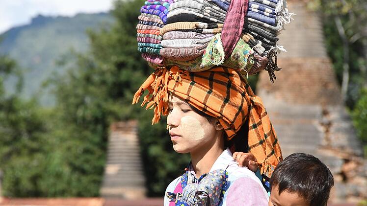 Die Ware trägt sie auf dem Kopf: eine Souvenirverkäuferin in Myanmar.