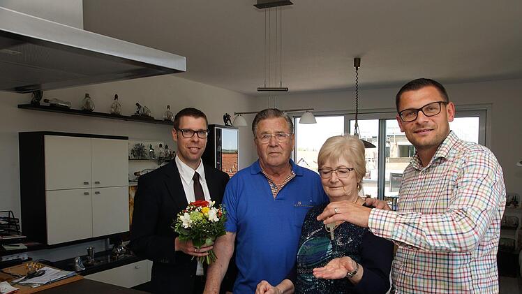 Schlüsselübergabe: WGH-Geschäftsführer Marco Lummel, Hans-Dieter und Ruth Fligge sowie Christian Ohmert von der WGH Foto: Arkadius Guzy