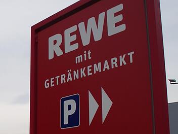 Zum Jahresende wird der Kronacher Rewe-Markt in der Industriestraße seinen Standort verlassen. Was passiert dann mit dem jetzigen Geschäftsgelände? Foto: Marco Meißner