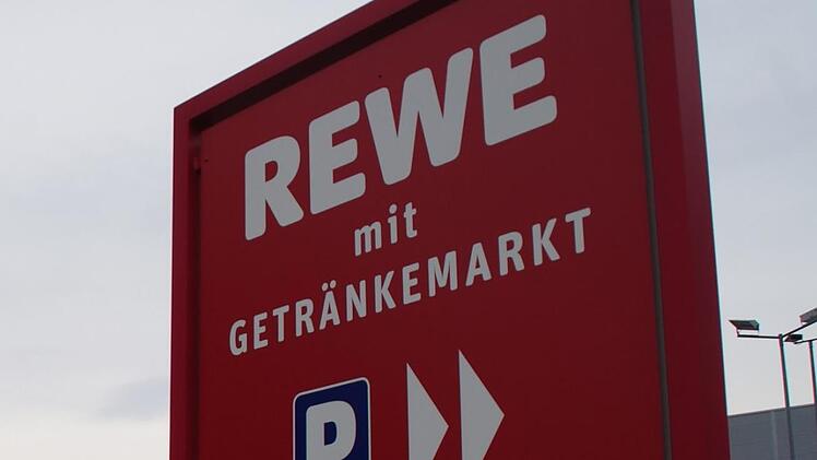Zum Jahresende wird der Kronacher Rewe-Markt in der Industriestraße seinen Standort verlassen. Was passiert dann mit dem jetzigen Geschäftsgelände? Foto: Marco Meißner