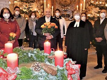 Mit herzlichen Worten wurde Siegfried Philipp als Mesner der St.-Gallus-Kirche in den Ruhestand verabschiedet. Unser Bild zeigt ihn (vorne, ohne Maske) mit Pfarrerin Almut Weisensee und seiner Nachfolgerin Kerstin Miering (links neben ihm ) sowie den Mitgliedern des Lanzendorfer Kirchenvorstands.