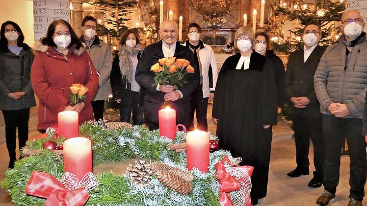 Mit herzlichen Worten wurde Siegfried Philipp als Mesner der St.-Gallus-Kirche in den Ruhestand verabschiedet. Unser Bild zeigt ihn (vorne, ohne Maske) mit Pfarrerin Almut Weisensee und seiner Nachfolgerin Kerstin Miering (links neben ihm ) sowie den Mitgliedern des Lanzendorfer Kirchenvorstands.