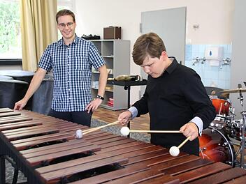 Kornelius Kreuzer spielt konzentriert auf dem Marimbaphon der Städtischen Musikschule Münnerstadt. Sein Schlagzeuglehrer Adrian Blümm ist mehr als zufrieden mit seinem Schüler. Foto: Thomas Malz