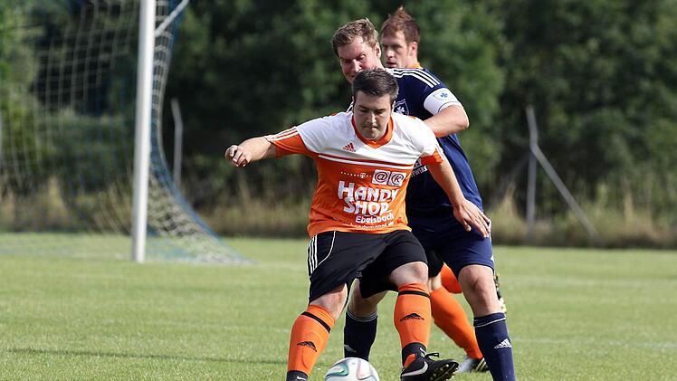 Der Oberhaider Marcel Kutzelmann (vorne) behauptet den Ball vor dem Ebinger Johannes Landgraf. Foto: sportpress