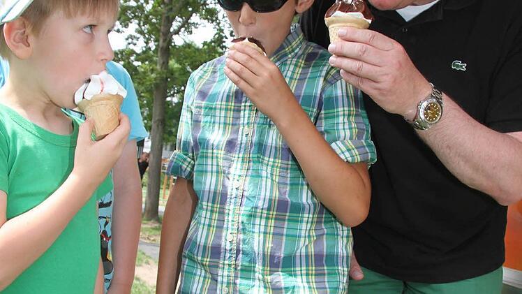 Ein Softeis mit dem Oberbürgermeister - Maximilian Senf und Jasper Hein finden das einfach unübertrefflich.