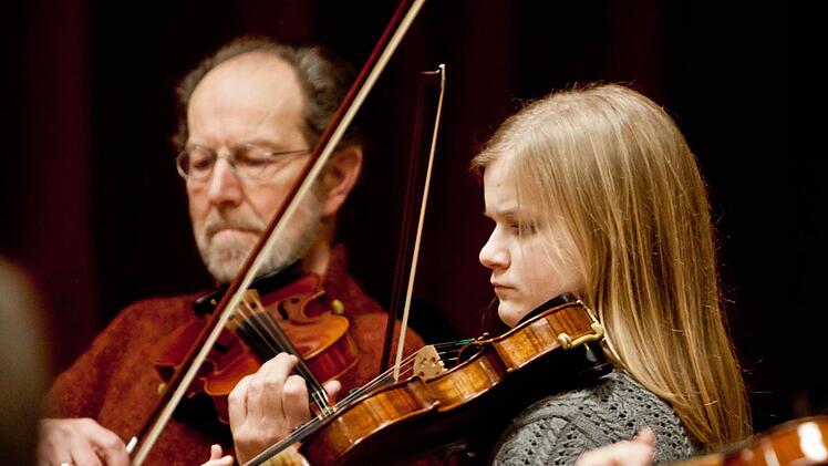 Unter Leitung von Hans Stähli probt das Orchester der "Musikfreunde Neustadt".Foto: Jochen Berger