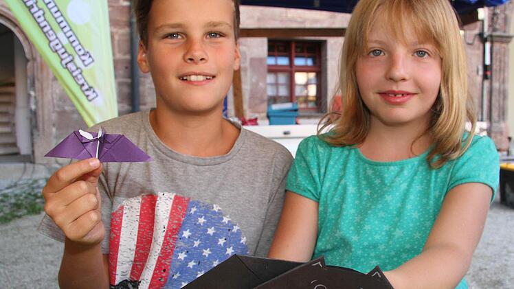 Johannes Laaber (10) und Finja Buß (10) kamen aus Mannsflur. Sie bastelten Fledermäuse aus Papier.
