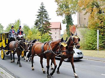 Die Saisonabschlussfahrt der Postkutsche zum Schloss Aschach erfolgte mit Kutscherin Yvonne Körner und Postillon Stefanie Seufert sowie einigen Ehrengästen. Foto: Sigismund von Dobschütz