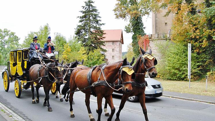 Die Saisonabschlussfahrt der Postkutsche zum Schloss Aschach erfolgte mit Kutscherin Yvonne Körner und Postillon Stefanie Seufert sowie einigen Ehrengästen. Foto: Sigismund von Dobschütz