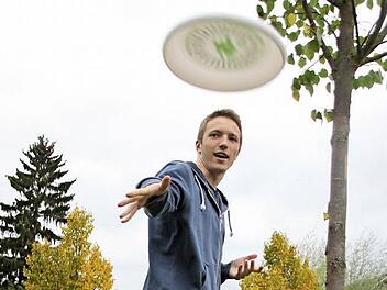 Fabian Matterstock wirft einem Freund das Frisbee zu - er benutzt die Technik "Vorhand". Foto: Sarah Stieranka
