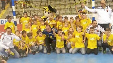 F&uuml;r die jungen Windheimer Fu&szlig;baller und einen Teil der Eltern durfte nat&uuml;rlich ein Erinnerungsfoto mit dem Maskottchen des HSC Coburg nicht fehlen. Foto: privat