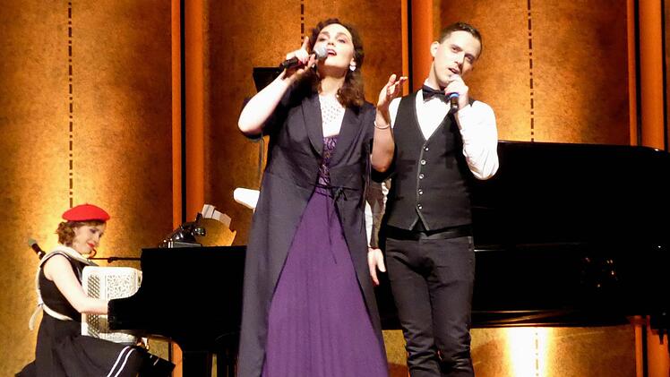 Les Accordés, das sind die Sopranistin Teresa Hoerl und der Countertenor Christophe sowie Yvonne Grünwald, die Akkordeon und Klavier auch gleichzeitig spielen kann. Foto: Gerhild Ahnert