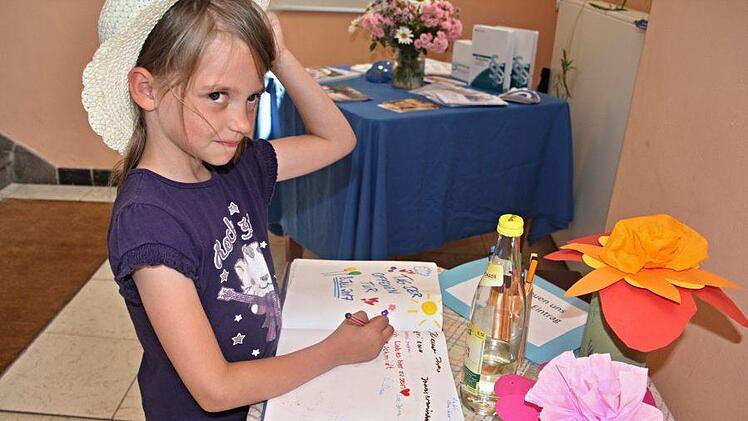 Eintrag ins Gästebuch der Lebenshilfe Ebern: Zahlreiche Kinder unterschrieben darin.