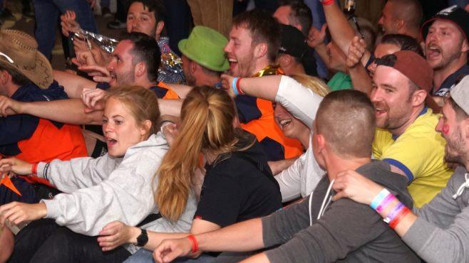 Angesteckt von der blendenden Stimmung im Festzelt bildete diese Gruppe spontan einen "Bob".Mario Deller