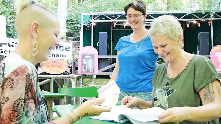 Gutscheinvergabe des Klinikums auf dem Schlößla-Keller: Über die Wertmarken aus der Hand von Personalratsvorsitzender Kathrin Hamler (links) freuen sich die Krankenhaus-Mitarbeiterinnen Beate Weidinger (Mitte) und Heike Rauh (rechts).  Foto: Andreas Oswald