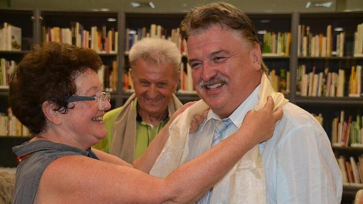 Sigrid Daum überreichte einen traditionellen nepalesischen Schal zunächst an Ehrenvorsitzenden Peter Pöhlmann zu dessen 80. Geburtstag und ebenso  an Landrat Klaus Peter Söllner.Uschi Prawitz