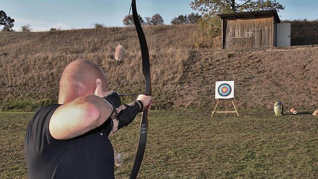 Schon die K&ouml;rperhaltung zeigt: Da ist ein Profi am Werk. Gerald Leidner, der das Schie&szlig;training bei den Schlossbergsch&uuml;tzen Bischwind a.R. leidet, trifft immer. Helmut Will