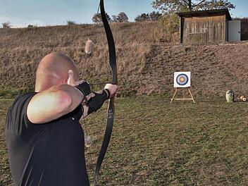Schon die Körperhaltung zeigt: Da ist ein Profi am Werk. Gerald Leidner, der das Schießtraining bei den Schlossbergschützen Bischwind a.R. leidet, trifft immer. Helmut Will