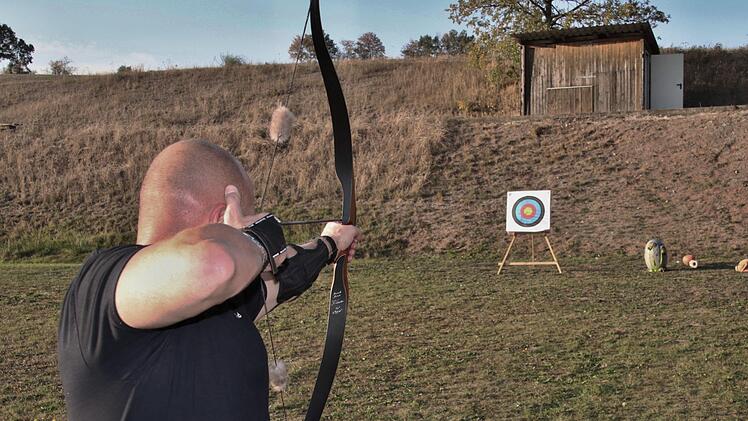 Schon die Körperhaltung zeigt: Da ist ein Profi am Werk. Gerald Leidner, der das Schießtraining bei den Schlossbergschützen Bischwind a.R. leidet, trifft immer. Helmut Will