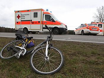 Weil er zu schnell unterwegs war, stürzte ein Radfahrer im Kreis Kronach und zog sich dabei schwere Verletzungen zu. Symbolfoto: NEWS5 / Herse
