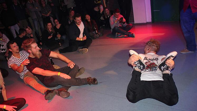 "Angiz"-Sänger Mario Protzeck robbt zur Freude der Fans über den Hallenboden in der Alten Spinnerei.Stephan Stöckel